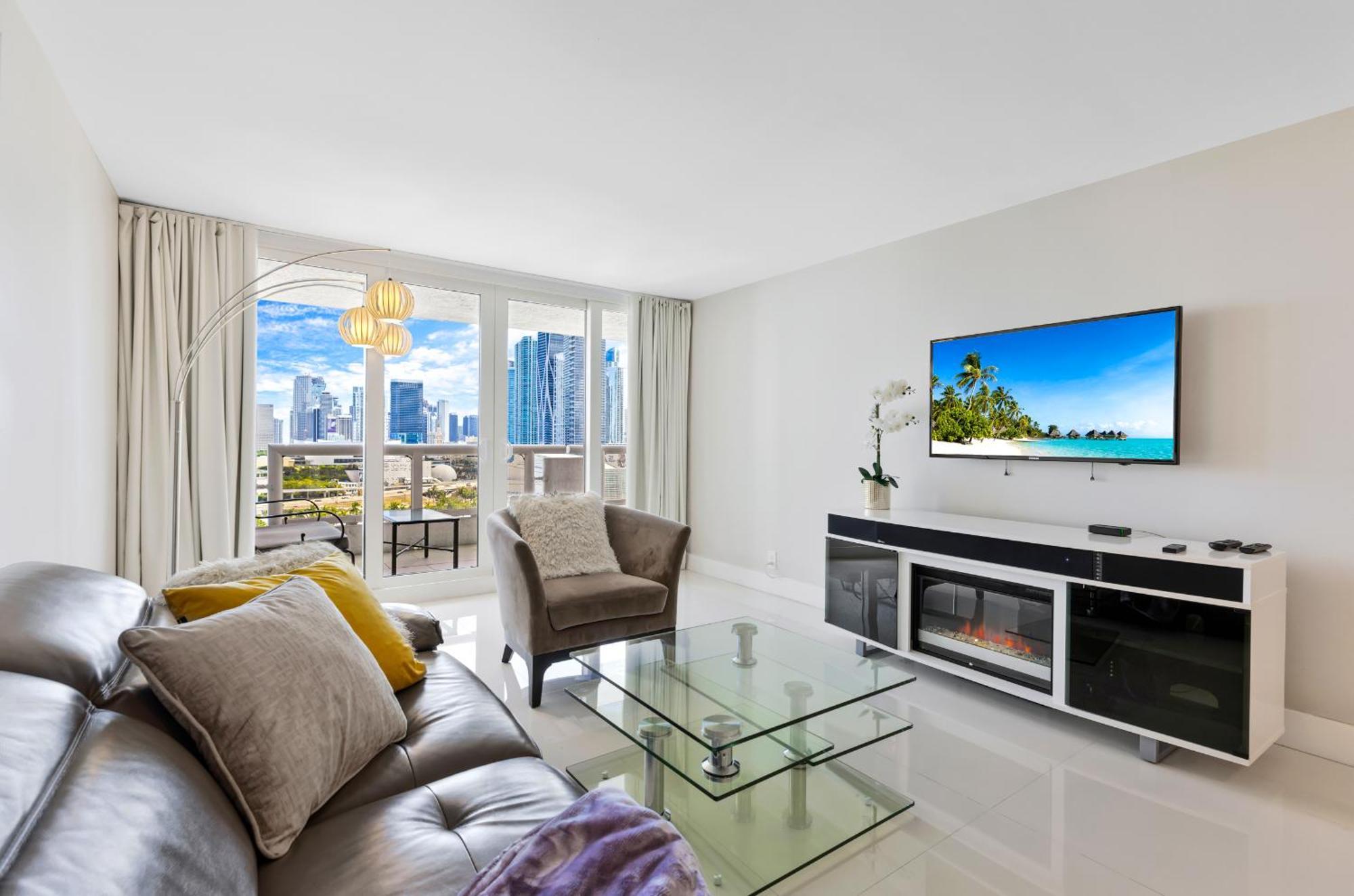 4 Bedroom With Stunning Balcony View Appartamento Miami