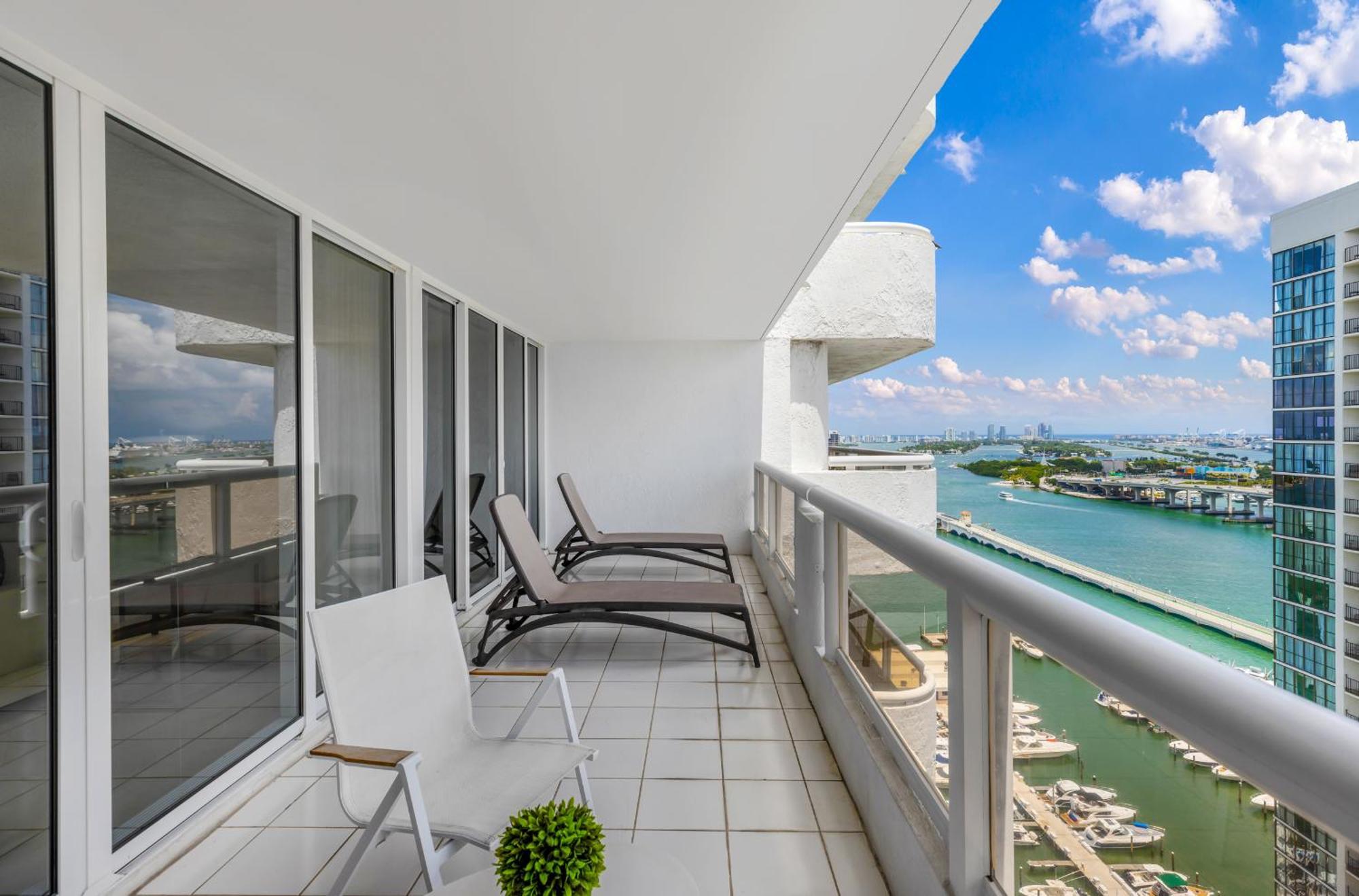 Appartamento 4 Bedroom With Stunning Balcony View *